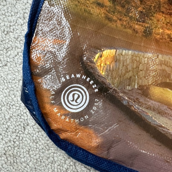Lululemon SeaWeeze 2017 shopping bag - Picture 2 of 5